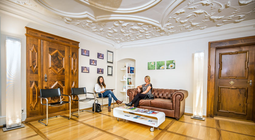 Wartezimmer mit Patientinnen der Zahnarztpraxis Zwischen den Toren Aarau. Foto © Jean-Jacques Ruchti