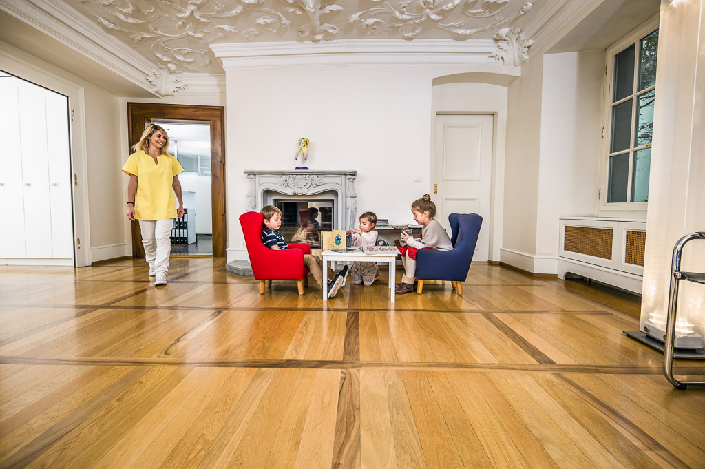 Kindertisch im Wartezimmer - Zahnarztpraxis zwischen den Toren, Aarau - Dr. Mustafa Dere. Foto © Jean-Jacques Ruchti